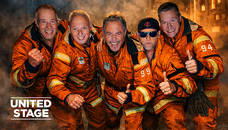 Fem brandmän i uniform hukar sig framåt och ler.