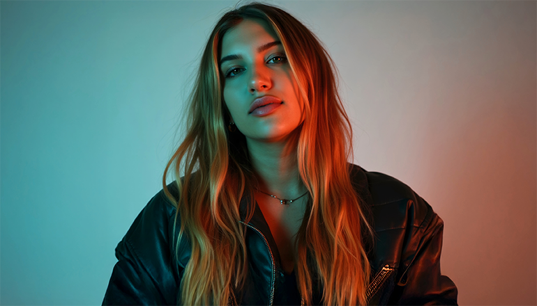 Bakgrund röda illustrerade jordgubbar med vit Facebook-logga på.