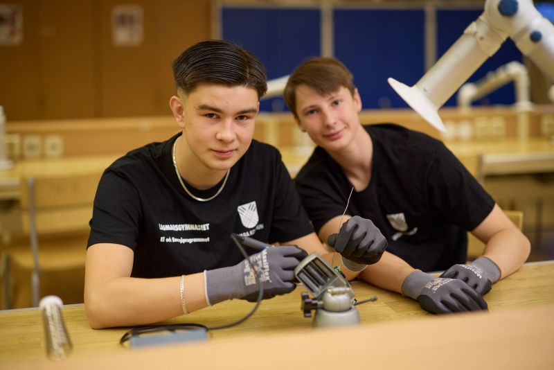 En elev som arbetar med elinstallation. 