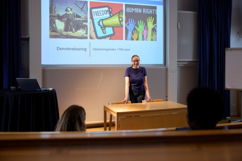 Två elever som föreläser vid tavlan i klassrummet.