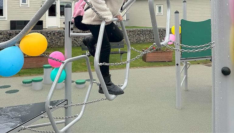 Lekställning och barn som leker i den.