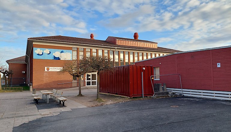 Skolbyggnad med moduler framför